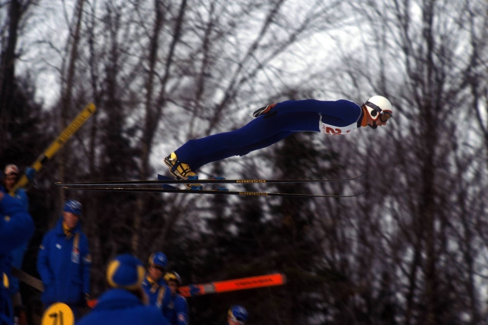 Der Sprung in die Geschichtsbücher: 1980 in Lake Placid holte Manfred Deckert Silber auf der Normalschanze. (Archivfoto)
