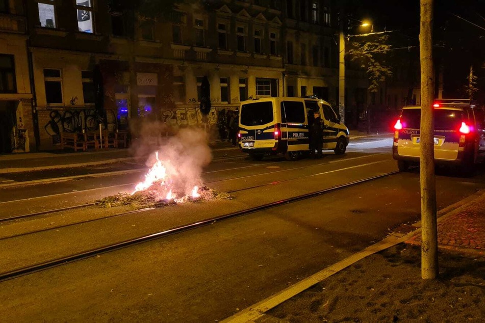 In der Mitte der Bornaischen Straße wurde ein kleines Feuer gelegt. Die Polizei rückte an.