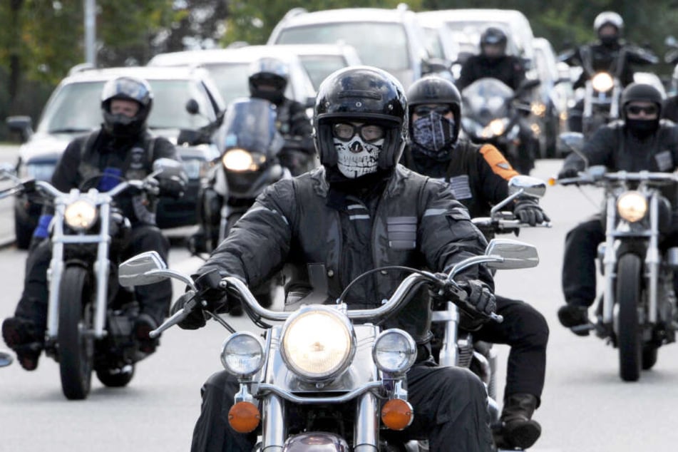 Rocker fahren mit ihren Motorrädern durch die Stadt. (Symbolfoto)