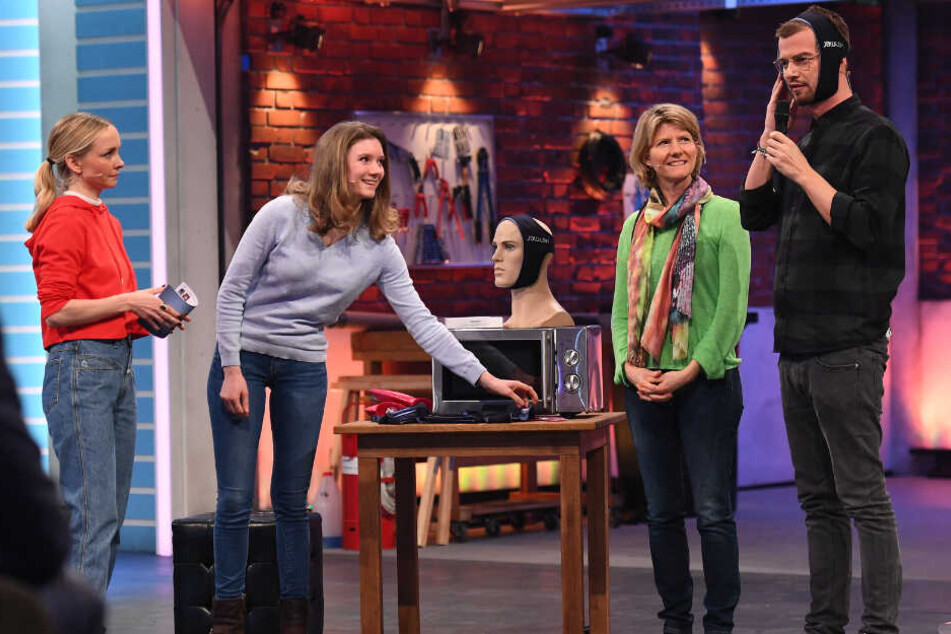Juror Joko Winterscheidt testet die Wärmepads von Annika und Karin Sannemüller.
