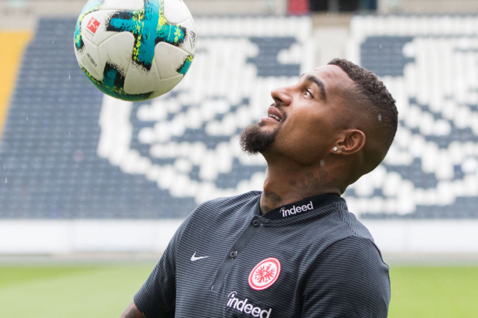 Ballakrobat: Kevin-Prince Boateng mit seinen ersten Kunststücken bei seiner Vorstellung in Frankfurt.