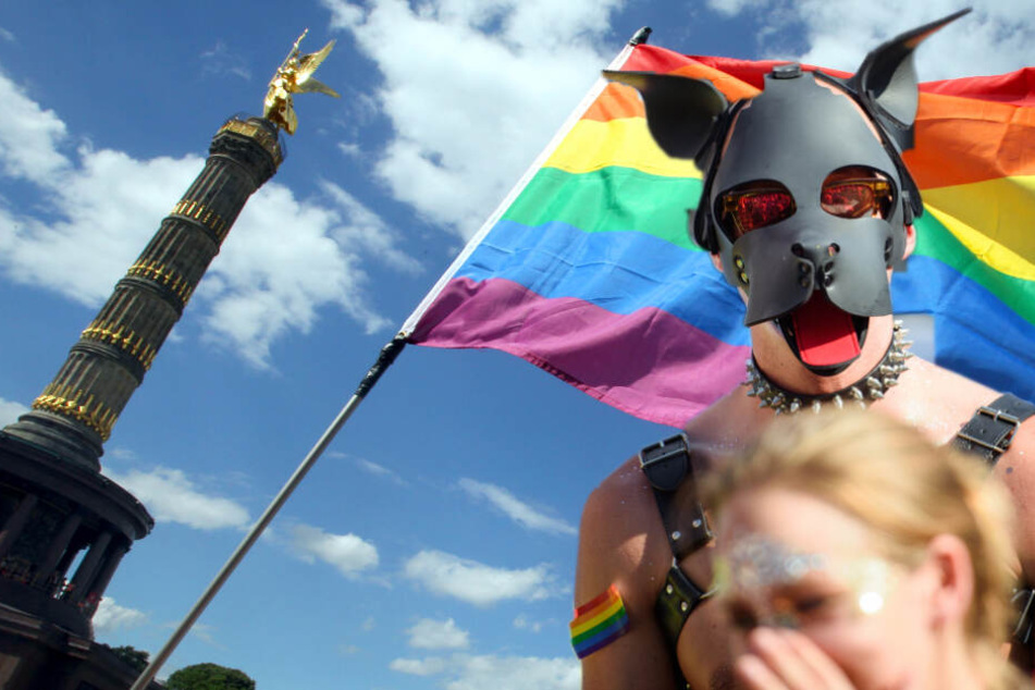 Jedes Jahr im Sommer versammeln sich tausende Menschen in Berlin, um den Christopher Street Day, auch CSD genannt, zu feiern. (Bildmontage)