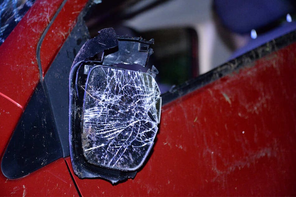 Den Schaden schätzt die Polizei auf 1000 Euro. Das Auto wurde abgeschleppt.