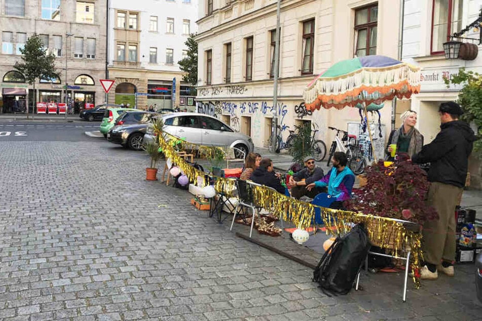 Hier wurde der Parkplatz zum Party-Areal gemacht: Überall in der Stadt beteiligten sich die Leipziger am "Parking Day".