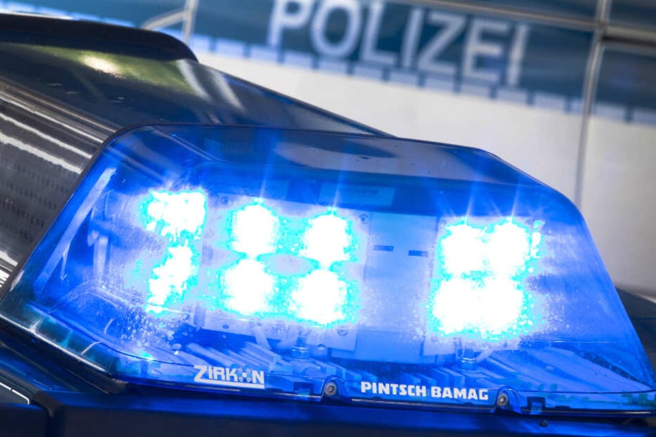 Ein Blaulicht leuchtet auf dem Dach eines Polizeiwagens.