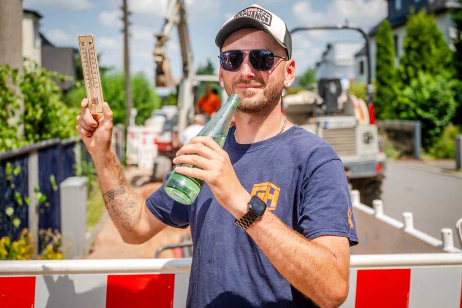 Christian Nowak (38) trotzt mit Kappe, Wasser, Sonnenbrille und Sonnencreme der Hitze.