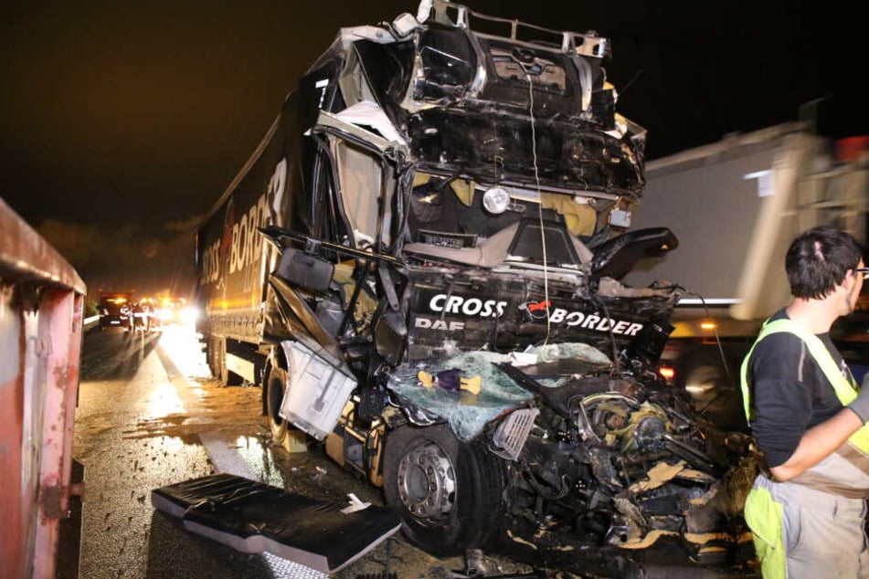 Der Fahrer wurde in seiner Kabine eingeklemmt.