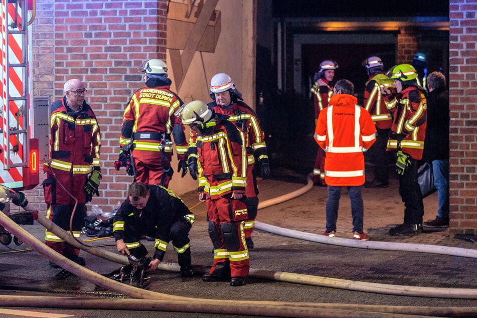 Garage brennt lichterloh: Feuerwehr kann 68-Jährigen nur noch tot bergen!