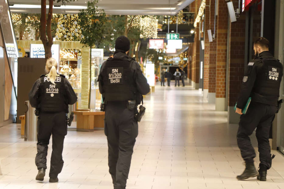 Erst das Jugendamt, jetzt die Sachsen-Allee: Die Bombendrohungen schaden Händlern im Weihnachtsgeschäft.