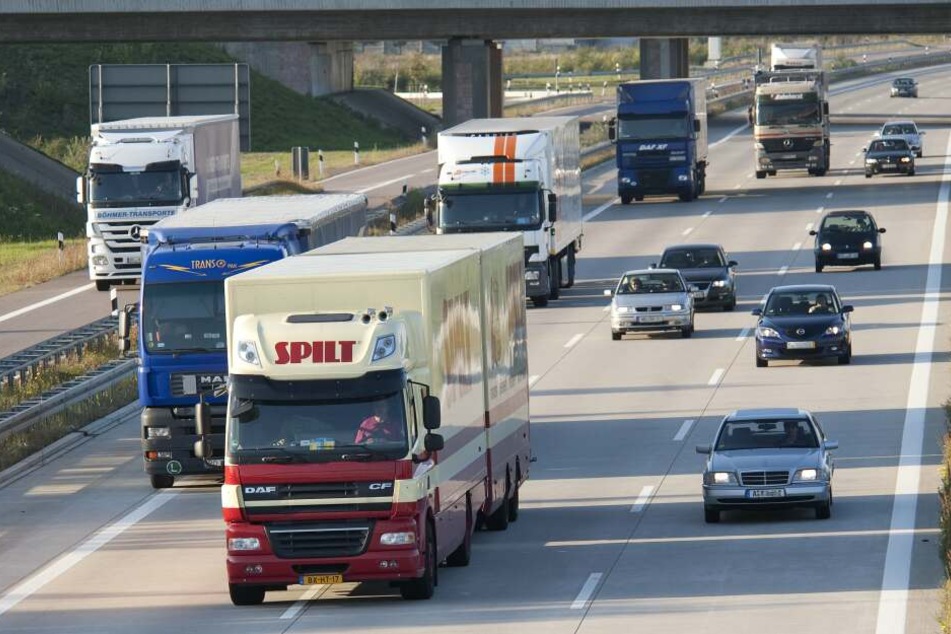 Wenn ein Lkw trotz Verbot überholt, gefährdet er sein Umfeld. (Symbolbild)