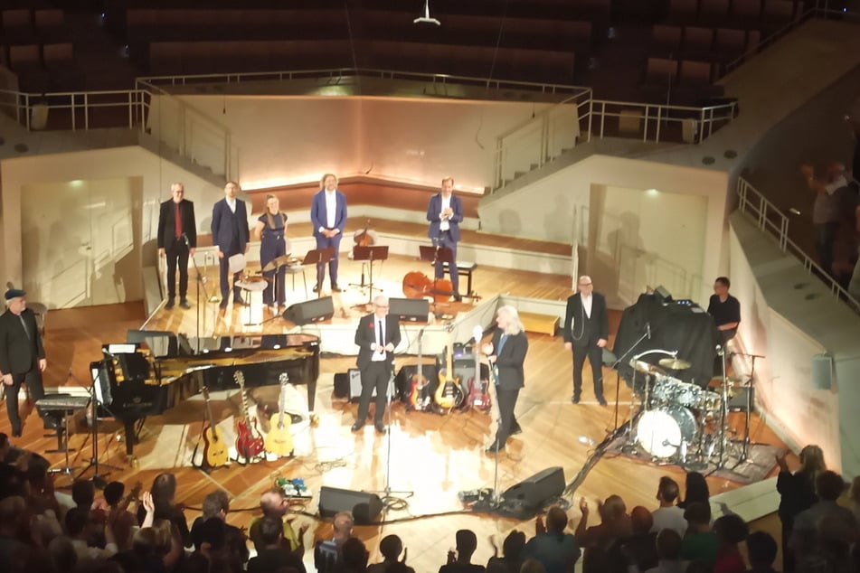 Erdmöbel verpassten ihren Songs mit dem Hamburger Kaiser Quartett einen klassischen Anstrich.
