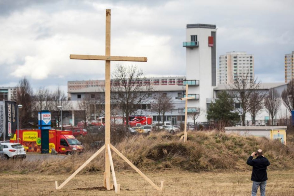 Mit einem Holzkreuz auf einem benachbarten Gelände protestierte das Bündnis "Bürger für Erfurt" gegen den Bau. (Archivbild)