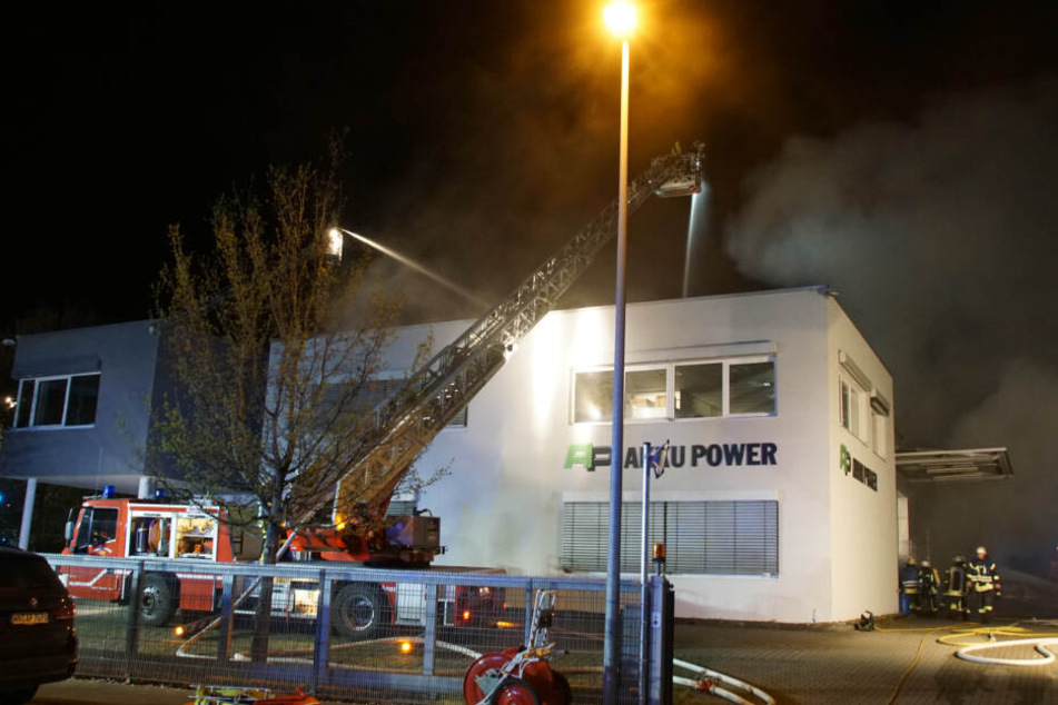 Löscharbeiten bei der Firma "Akku Power".