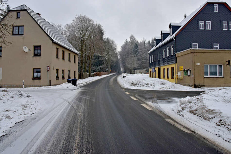 Für diese Straße im Erzgebirge konnte sich der Freistaat nicht mehr erwärmen.
Jetzt soll der Kreis damit glücklich werden.