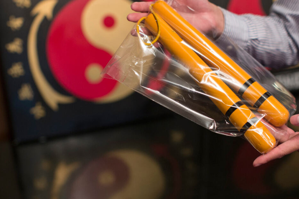 Die japanische Waffe Nunchaku, zumeist mit "Würgeholz" übersetzt, ist in Deutschland verboten.
