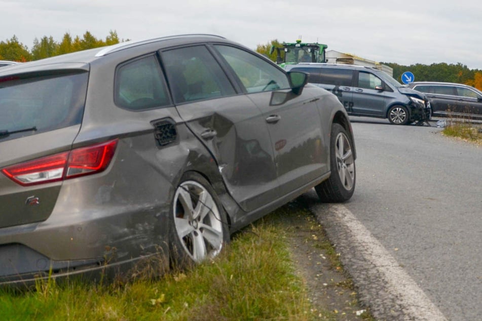 Vorfahrt missachtet: Seat prallt gegen Kleintransporter