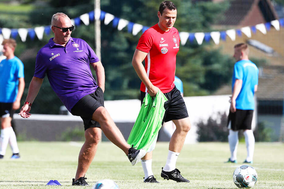 "Guck, Marc, so wird das gemacht!" FCE-Boss Helge Leonhardt (l.) zeigt Co-Trainer Marc Hensel, wie der Ball zu rollen hat.