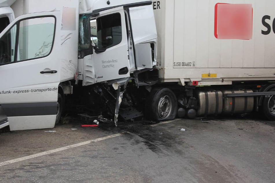 Auch ein Lastwagen ist an dem Unfall beteiligt.