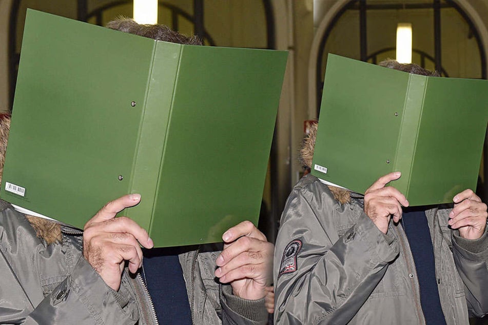 Raser Dirk G. (55) versteckte sich hinter einem Aktendeckel, als er den Gerichtssaal betrat.
