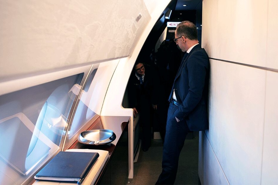 Außenminister Heiko Maas (52, SPD) steht nach der Landung in New York im Airbus A340 und wartet.