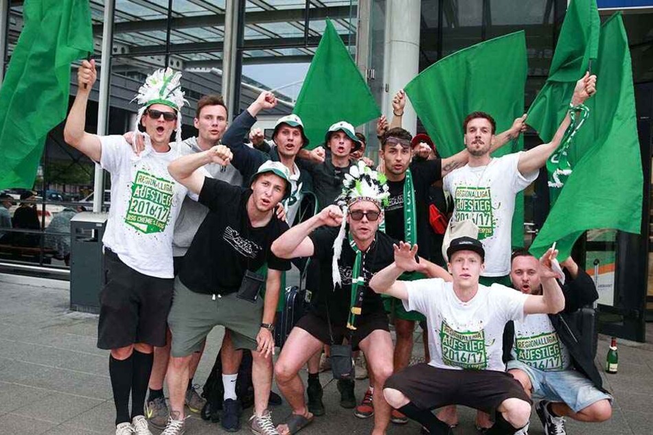 What's up, Party People? Die Chemie-Spieler feiern vorm Abflug vor dem Flughafen Halle/Leipzig.
