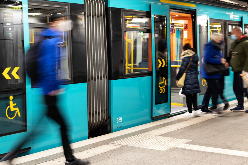 Die verbilligten Monatskarten gelten im Regionalverkehr und dem ÖPNV, also auch in den U-Bahnen der Verkehrsgesellschaft Frankfurt (VGF).