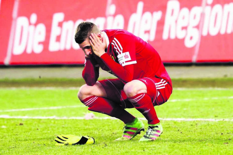 Kevin Kunz kann es nicht fassen. 37 Mal musste der CFC-Keeper bereits hinter sich greifen - sooft wie kein anderer Torhüter der Liga.