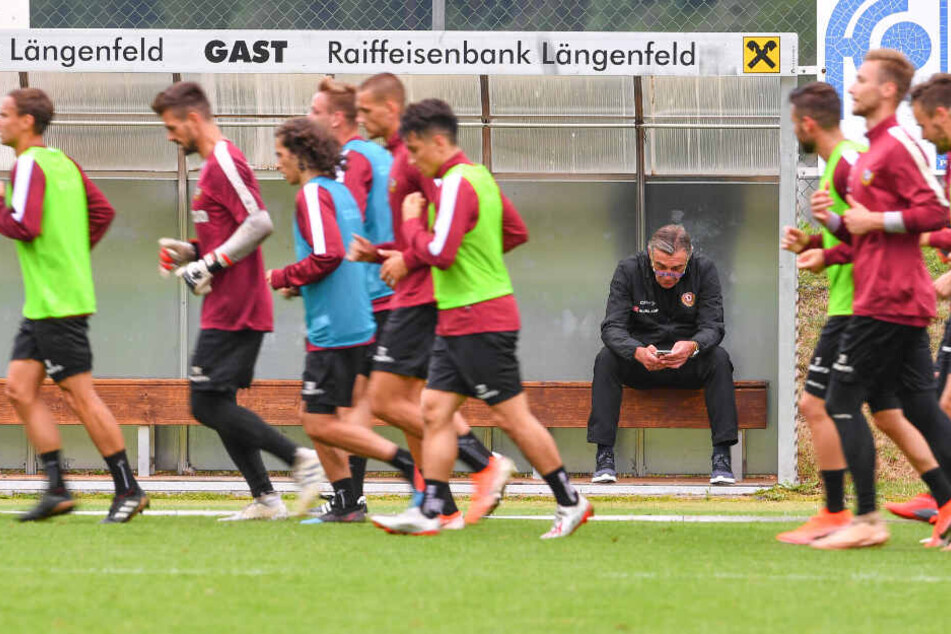 Ralf Minge im Sommercamp in Tirol. Die Mannschaft läuft an ihm vorbei. Ab da hätte er rückblickend eingreifen müssen, um die schon dort zu erkennende negative Entwicklung zu stoppen.