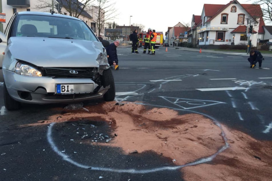 Ein Kleinlaster soll den Lada 1117 Kombi beim Abbiegen übersehen haben.