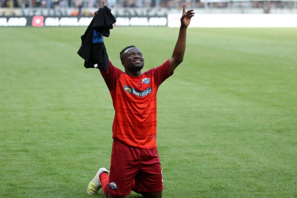 Bernard Tekpetey jubelt beim Aufstieg in Dresden.