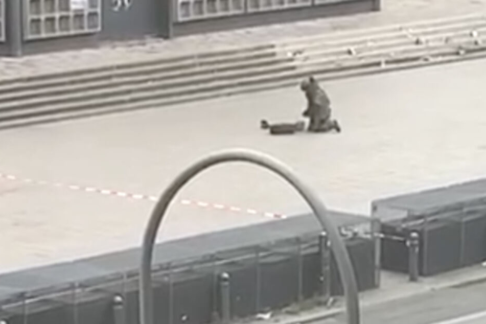 Ein Spezialist der Polizei untersucht das Gepäckstück.