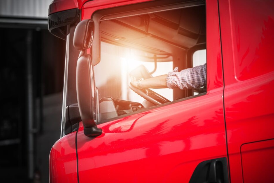 Ein Autofahrer versuchte, den Lkw-Fahrer im Führerhaus anzugreifen. (Symbolbild)