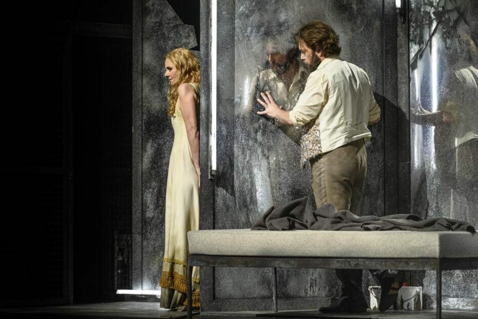 Die Intrige von Telramund und dessen Frau beginnt zu wirken: Die Beziehung von Elsa (Cornelia Ptassek) und Lohengrin (Mirko Roschkowski) bekommt Risse.
