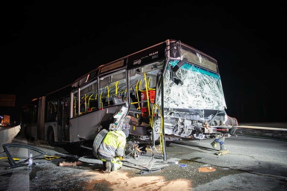 Der Linienbus wurde durch die Wucht des Aufpralls massiv beschädigt.