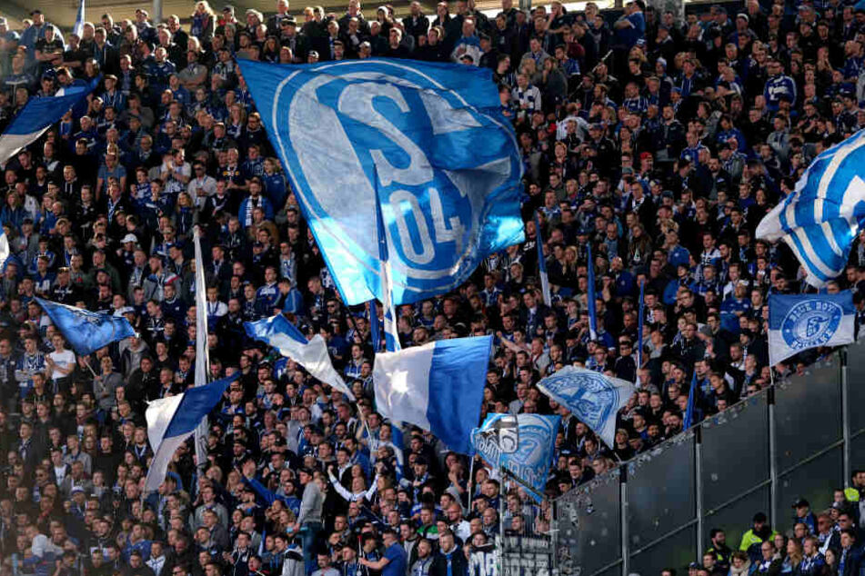 Ein Schalker Fan starb bei einer Auswärtsfahrt. (Archivbild)