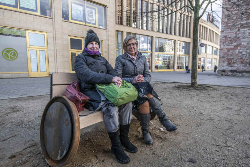 Julia Wunsch (49) (links), Vorsitzende des Behinderten Beirat und Behindertenbeauftragte der StadtChemnitz, Petra Liebetrau (55) wollen die Chemnitzer für das Thema Barrierefreiheit sensibilisieren.