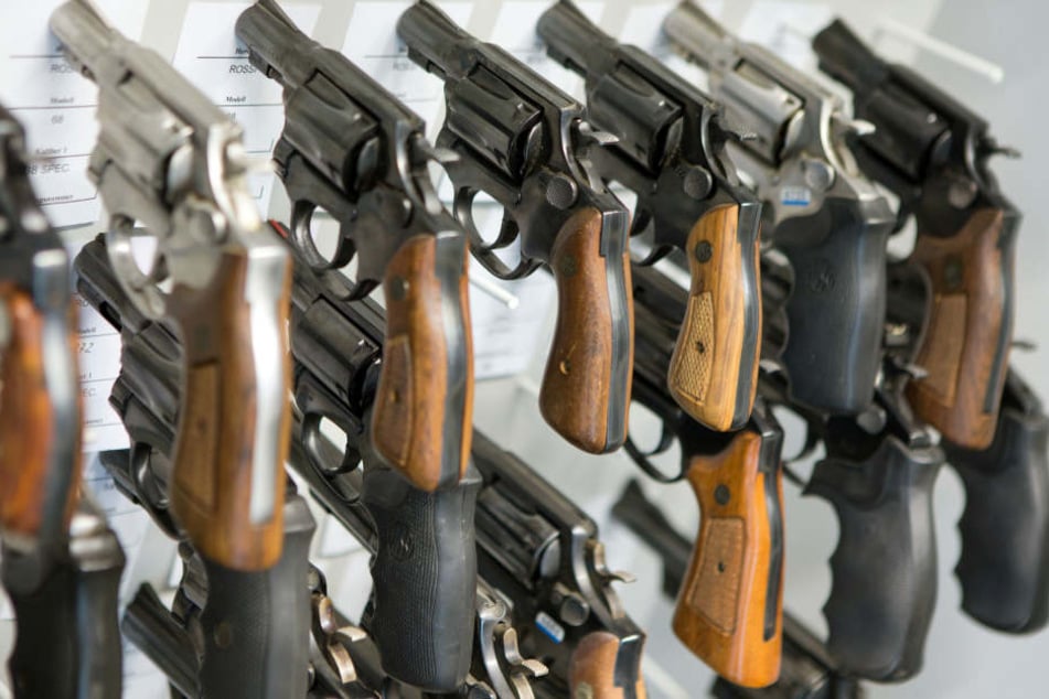 Revolver hängen in der Waffenkammer des Landeskriminalamtes (LKA).