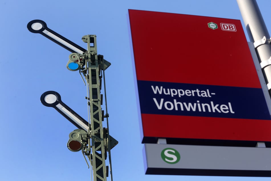 Einzelne S-Bahnen sind knapp zwei Wochen nach einer Stellwerkstörung in Wuppertal wieder gefahren.