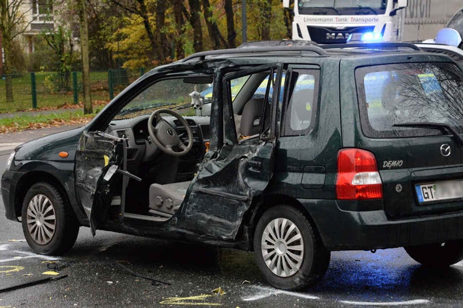 Die 45-jährige Autofahrerin hat sich bei dem Crash schwer verletzt.