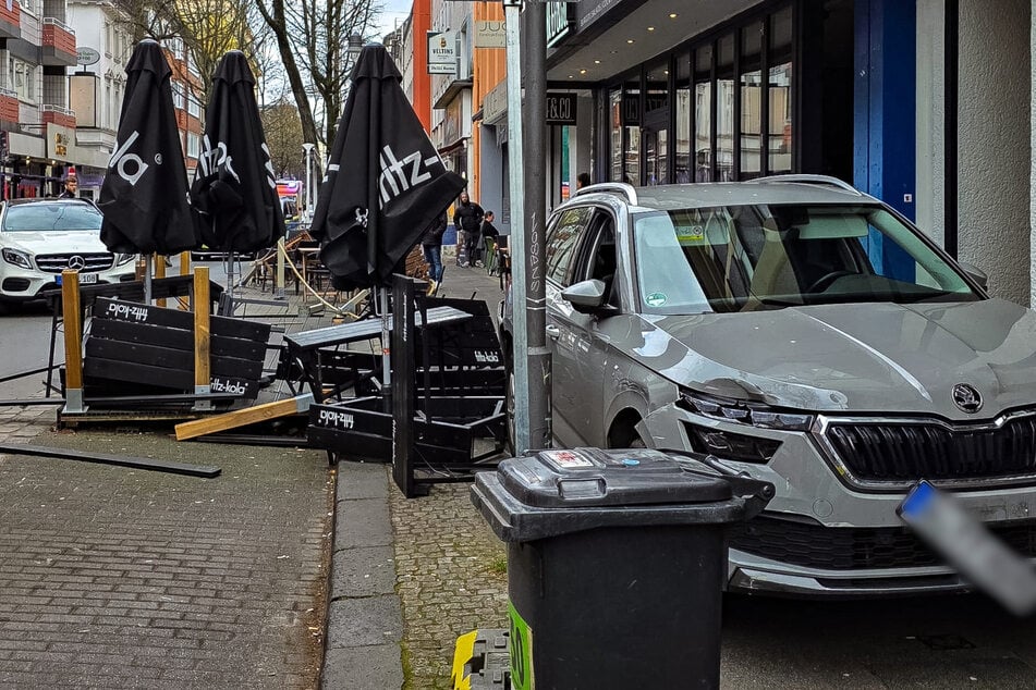 Der graue Skoda wurde durch die Wucht der Kollision in das Außenmobiliar der Gastronomie geschleudert.