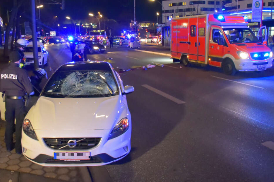 Ein Auto steht mit zersplitterter Windschutzscheibe am Rand der Amsinckstraße in Hamburg. Es soll zuvor zwei Fußgänger erfasst haben.