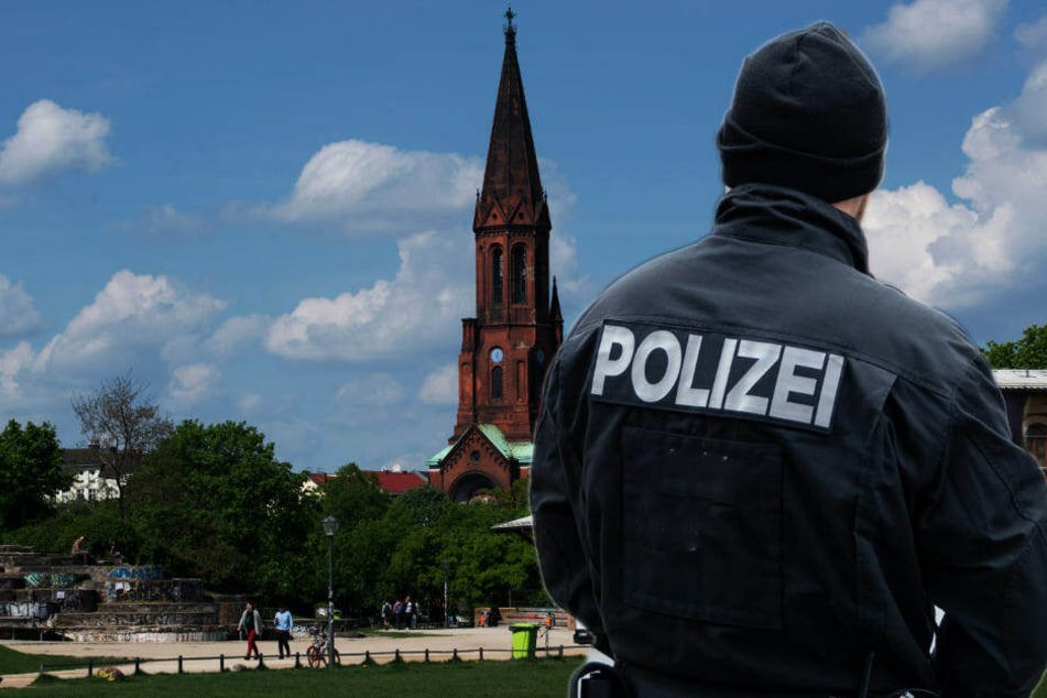 Der Polizist wurde bei der Attacke im Görlitzer Park leicht verletzt. (Bildmontage)
