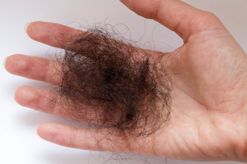 Als eine Kassiererin einen Ladendieb aufhalten wollte, riss ihr dieser ein Haarbüschel aus. (Symbolbild)