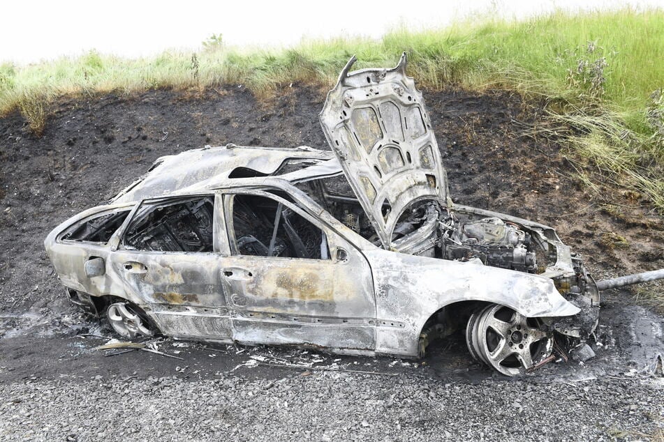 Vom Mercedes blieb nur noch dieses Wrack übrig.