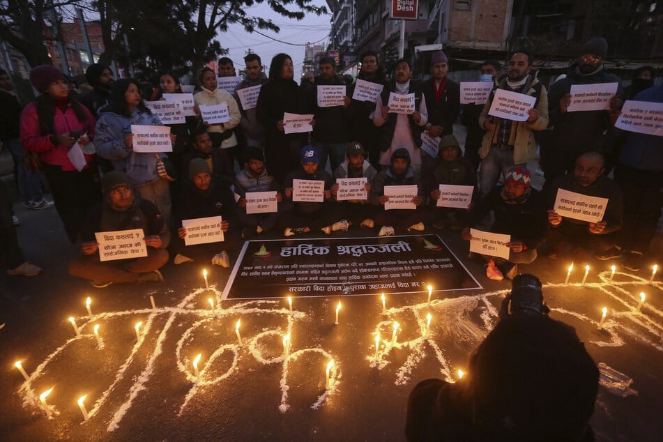 Nach dem Unglück hielten zahlreiche Menschen eine Mahnwache bei Kerzenlicht und bastelten Plakate zum Gedenken an die Opfer des Flugzeugabsturzes.