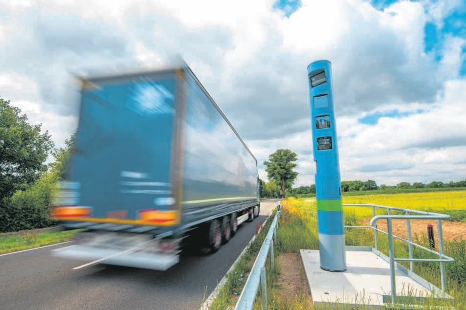 Seit Juli 2018 stehen solche Lkw-Mauterfassungsgeräte an allen Bundesstraßen, auch in Sachsen.