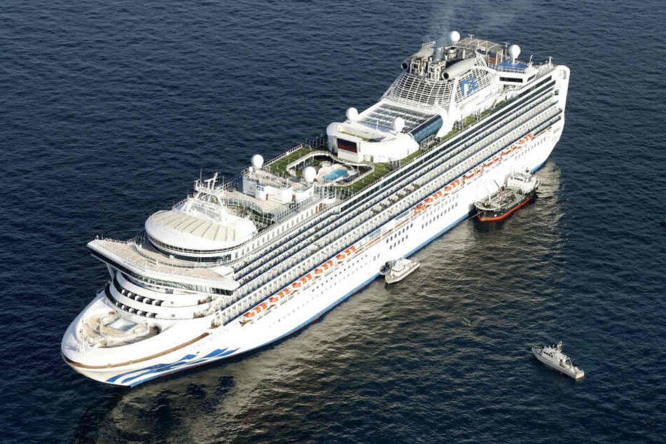 Das Kreuzfahrtschiff "Diamond Princess" liegt vor der Küste von Yokohama vor Anker.