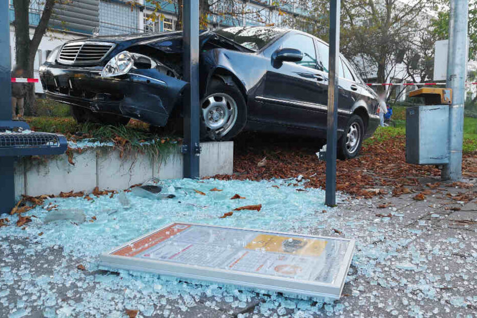 Der schwer beschädigte Mercedes am demolierten Wartehäuschen.