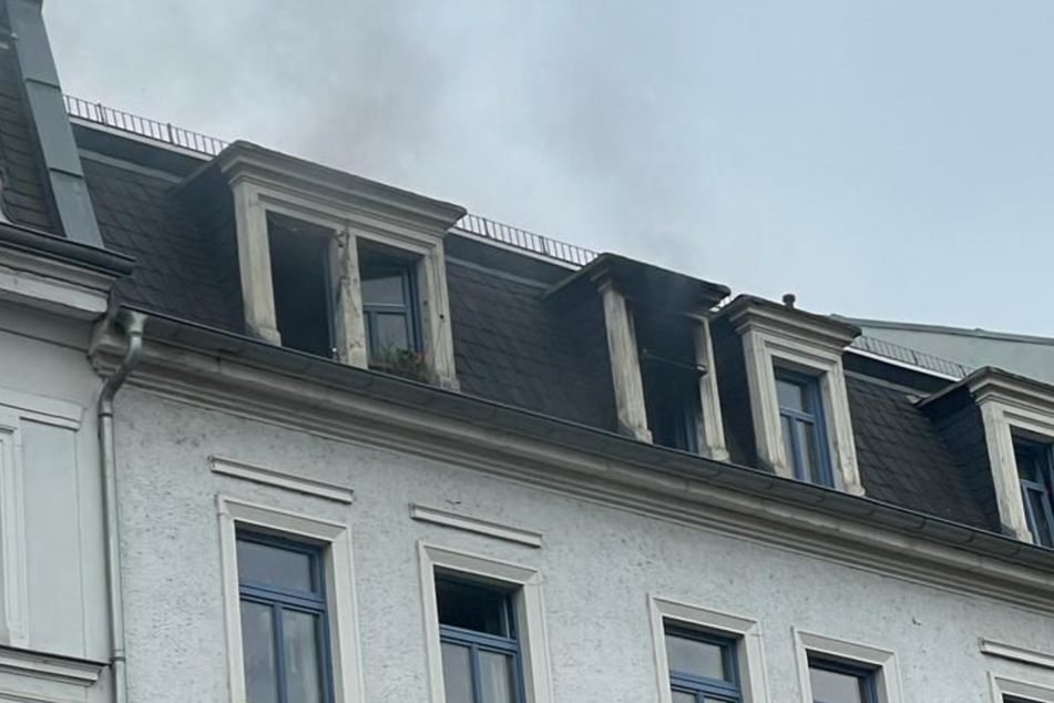 Dichter Rauch qualmte aus der Dachgeschosswohnung.
