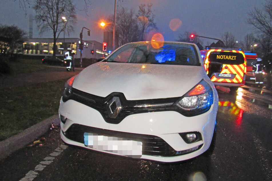 Eine 86-Jährige ist in Erkrath von einem weißen Renault Clio erfasst worden. Sie starb an ihren schweren Kopfverletzungen.